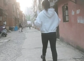 外地嫖娼站街女，她不断催促且态度很差，草草了事
