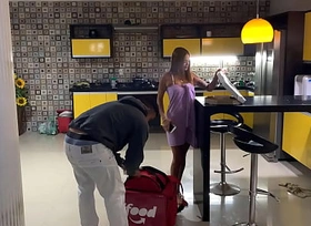 NOVINHA RECEBEU ENTREGADOR DE PIZZA SO DE TOALHA (video completo xvideos red)