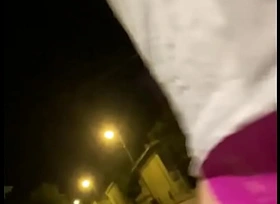 Exhib dans la rue la nuit en culotte brésilienne et ejacuation