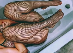 Vintage Porn : MILF respecting Sexy Stockings Caresses Juicy Pussy with Vibrator respecting the Bathroom