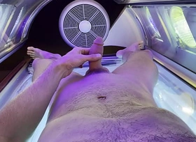 hot chap shows his dick in a tanning bed