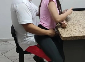 Mi Sobrina Traviesa se Sento En mis Piernas y Me Quito el Telefono Para Ella Jugar Pero Se Empezo a Mover Mucho