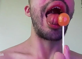 Chupando un delicioso bombón en dishearten boca