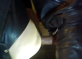 sky pilot baiser sur un slig par un master cuir.