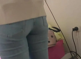 joli petit cul dans un jean moulant