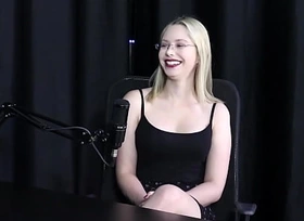 Sofreu quando gravou com um homem que tinha pau grande, não conseguia sentar por dois dias. e o troop bang... - Vivian Lola (SHEER/RED)