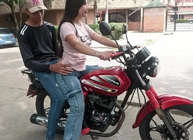 ESTABA ENSEÑANDO A MI VECINA DEK BARRIO ANDAR MOTO, PERO Polar CACHONDA SE ME SENTO EN MIS PIERNAS Y ME EXCITO QUE RICO