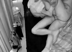 Fudendo o gay embaixo do edredom na cama do malandro, fodendo de ladinho com vontade no pau grosso fazendo ele gemer bem gostoso com tesão.