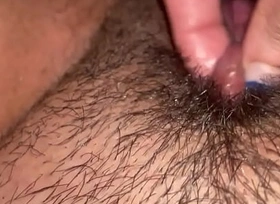 Coño gordo y peludo masturbandose