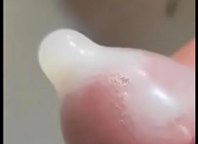 在公共厕所射精，射精射在避孕套里，精液纹理清晰可见，龟头泡精液