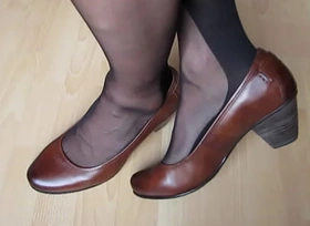 bicolored pantyhose and brown leather pumps, shoeplay wits Isabelle-Sandrine