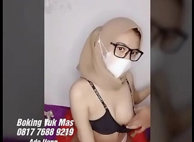 Bokep Indonesia xxx Mahasiswi Jilbab Blue Ngentot di Kos Kosan - free porn free porn ukhtinakal