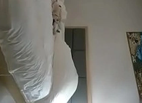 中年男宾馆约操附近学院偷偷出来兼职援交的漂亮学生妹