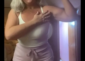 Curvy milf rosie efficacious extensively the biceps in booty shorts