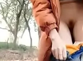 这女90后女主播真够拼的大冷天和包皮炮友景区野战先用农夫山泉消消毒 下部