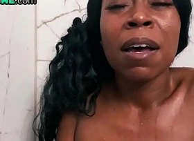 Showering black milf masturbates unparalleled in bathroom prizefight