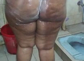 Pakistani Aunty showering - Big Pain in the neck