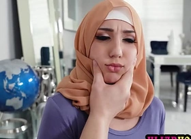 Arab teen demoiselle with hijab Violet Gems foul-smelling stealing money by her client