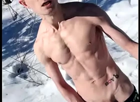 Спорт хлопчик дрочить взимку на галявині в лісі