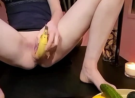 Vends-ta-culotte - Jeune amatrice franÇaise se fait plaisir avec une banane - JeuneCoquinette
