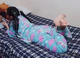 Mi linda sobrina quiere unos dulces y acambio me deja ver su ropa interior y follarla antes que nos descubran, estamos solos en casa y me aproveche de ella